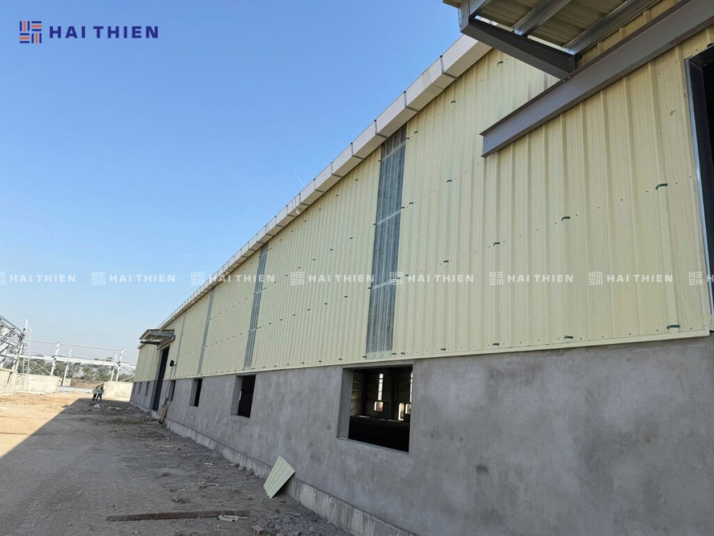 Một góc nhà xưởng tại Hải Phòng sử dụng tôn nhựa PVC Hải Thiên với thiết kế đồng bộ, hiện đại.